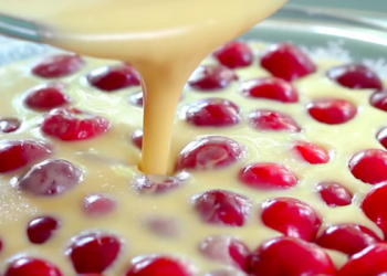 Einfach Teig über Kirschen gießen und dann bekommst du diese Kirschtorte die alles toppt!