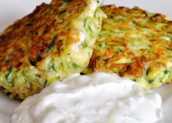 Fluffige Taler zum Eintunken: Zucchinipuffer mit Feta und Tzatziki