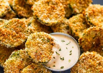 Gebackene Zucchinischeiben mit Knoblauch und saure Sahne