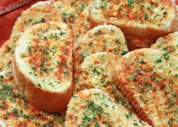 Geröstetes Brot mit gebackenem Knoblauch