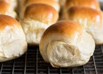 Milchbrötchen backen