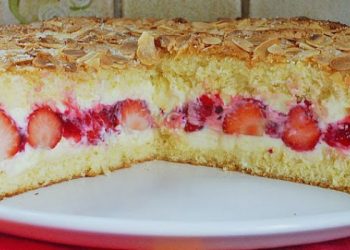 Pellwormer Bienenstich mit Erdbeeren