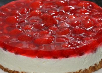 Quark-Pudding-Torte mit Erdbeeren und Tortenguss ohne Backen