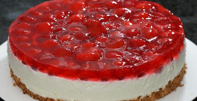 Quark-Pudding-Torte mit Erdbeeren und Tortenguss ohne Backen - Welt Rezept