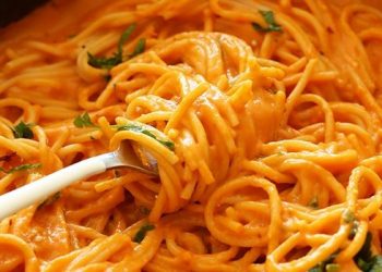 Spaghetti in roter Paprikasauce