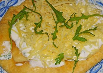 Ungarische Langos mit Knoblauchcreme und Käse