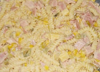 Nudelsalat mit lecker Geheimsoße (Nudelsalat mit Mais, Rindfleisch, Käse, Gurken)