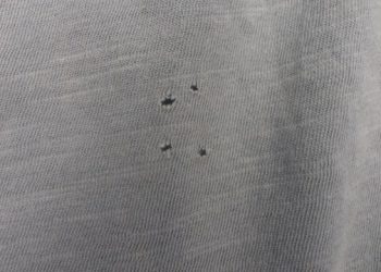 So solltest du die kleinen Löcher deiner Kleidung eigentlich reparieren. Geht ohne Nadel und Faden!