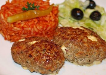 Bifteki mit griechischem Tomatenreis