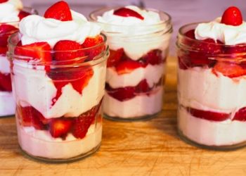 Ein geiles Dessert, das alle lieben- Quarkcreme mit Erdbeeren im Glas