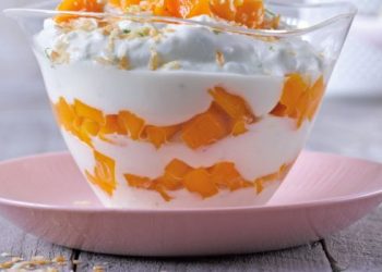 Erfrischender Limettenquark mit Kokos und Mango