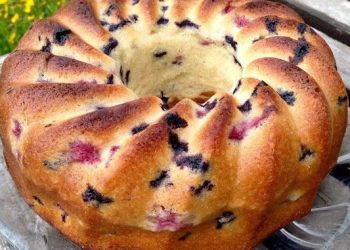 Topfkuchen mit Buttermilch, Blaubeeren und Himbeeren