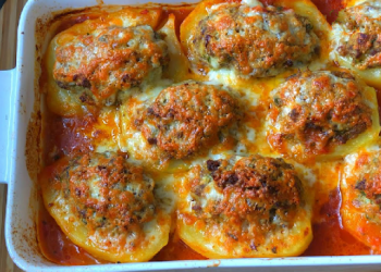 Gefüllte Kartoffeln mit Hackbällchen in Tomatensoße