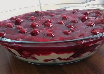 Grießbrei mit Kirschen