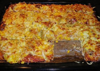 Hackfleisch Pizza mit Sauce Hollandaise