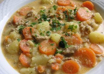 Kartoffel Hackfleisch Topf mit Schmand und Möhren