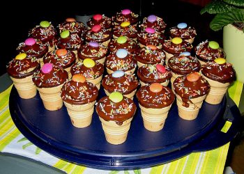 Kleine Kuchen im Waffelbecher