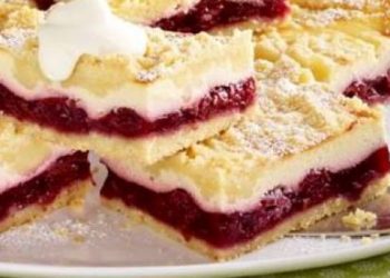 Käse-Streuselkuchen vom Blech mit Kirschkompott