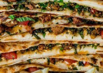 Mit Hack und Feta gefüllte Pitabrote