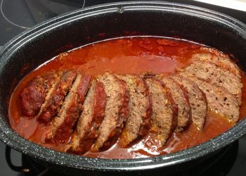 Paprika-Feta-Hackbraten aus dem Backofen mit Tomatensauce