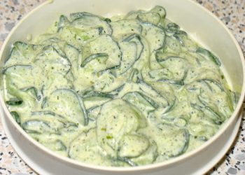 Schneller Gurkensalat mit Schmand