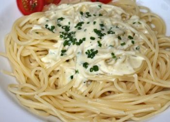 Spaghetti mit Knoblauch-Käsesauce