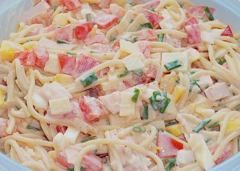 Spaghettisalat mit Putenbrust und Käse