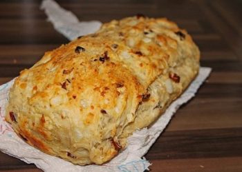 Tomaten-Zwiebel-Brot