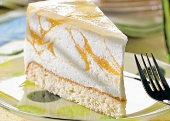 Wolkige Käsesahnetorte mit Pfirsichpüree