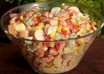 Wurst Salat mit Paprika und Mais