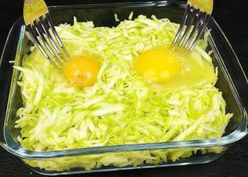 Zucchini und zwei Eier, köstliches Mittagessen mit 3 Zutaten