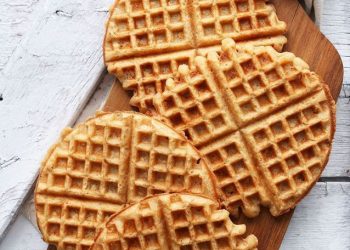 Die saftigsten Waffeln machst du aus Quark und Mineralwasser