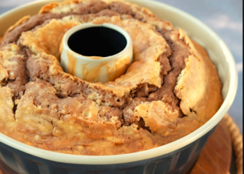 Gugelhupf mit Marzipan und gehackten Mandeln