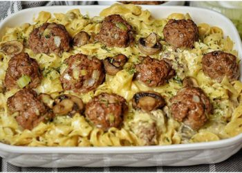 Nudeln mit Pilzsoße und Hackbällchen