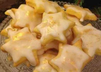 Zutaten 2 Eigelb 3 TL Zitronensaft 80 g Zucker ½ TL Backpulver 70 g Speisestärke 70 g Mehl (Vollkornmehl) 100 g Puderzucker 2 EL Zitronensaft Zubereitung 1. Als erstes Eigelb mit Zitronensaft und Zucker hellschaumig schlagen. Danach das Mehl, Stärke und Backpulver mischen und unter die Eimasse rühren, dann den Teig mit den Händen glatt kneten. 2. Als nachstes den Teig auf einer bemehlten Fläche ausrollen und Stern ausstechen. Die Sterne jetzt auf ein mit Backpapier ausgelegtes Backblech legen. Etwa 8 bis 10Minuten bei Ober-/Unterhitze: 190°C oder Gas: Stufe 3 backen. Zarte Zitronensterne, davon muß ich immer extra viele backen!