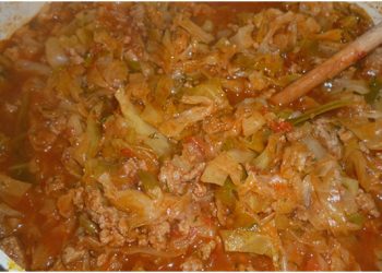 Einer herzhaften Schmorkohlpfanne mit Hack