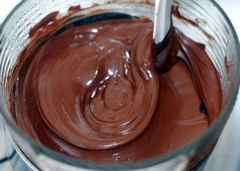 3 Tipps für eine Schokoladenglasur, die beim Anschneiden nicht bricht