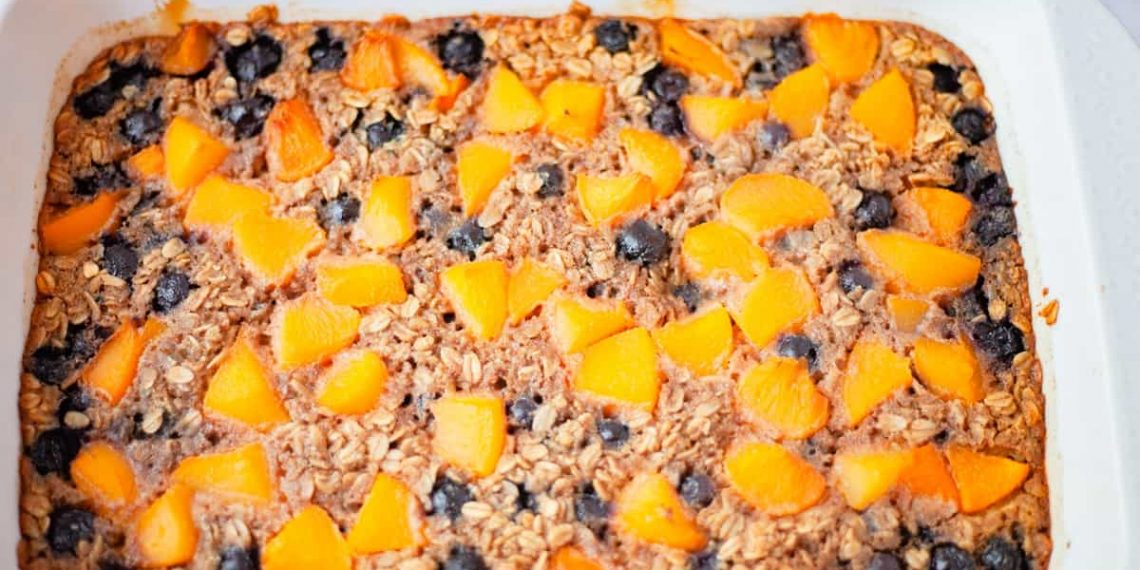 Einfacher Blechkuchen mit Aprikosen und Heidelbeeren aus dem Wald - Man braucht nur einen Löffel zum Messen