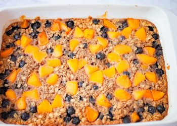 Einfacher Blechkuchen mit Aprikosen und Heidelbeeren aus dem Wald - Man braucht nur einen Löffel zum Messen