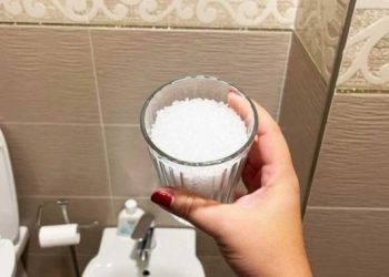 Ein Glas grobes Salz löst sofort 6 Probleme im Badezimmer