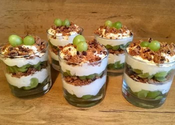 Dessert mit Weintrauben