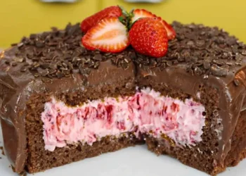 Schokoladentrüffelkuchen und Erdbeermousse