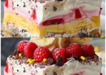 Für das Topping: Schlagsahne, nach Bedarf Frische Himbeeren Gehackte Bananen Geriebene Schokolade Bunte Streusel Anleitung: Mischen Sie die zerbröselten Waffeln, die geschmolzene Butter und den Zucker. Drücken Sie die Mischung auf den Boden einer Springform. Verteilen Sie die Bananenscheiben über dem Boden. Pürieren Sie den Frischkäse mit Puderzucker und Vanille, bis er glatt ist. Verteilen Sie ihn über den Bananen. Für die Bananenmousse schlagen Sie die Sahne steif, fügen Sie Puderzucker hinzu, dann das Bananenpüree und die aufgelöste Gelatine hinzufügen. Auf die Frischkäseschicht streichen. Wiederholen Sie mit den Zutaten für die Himbeermousse-Schicht. Die zweite Schicht Frischkäse über die Himbeermousse streichen. Banane- Himbeer Split Kuchen ohne Backen