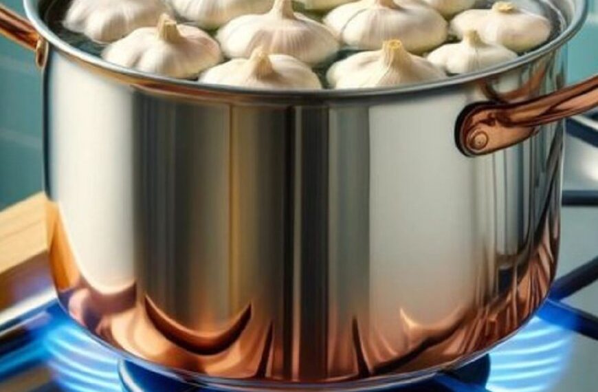 5 Knoblauchzehen in einem großen Topf kochen und dann so verwenden – meine Großmutter hat das den ganzen Sommer über gemacht