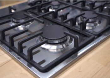 Die 3-Zutaten-Mischung zur Reinigung verschmutzter und verkrusteter Kochfelder: Sie werden wieder wie neu