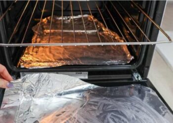 So reinigen Sie den Backofen in 5 Minuten: Fett und Schmutz adé mit dem Alu-Trick