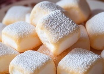 Luftige Vanille-Würfel mit Puderzucker – Ein zarter Genuss