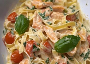 Ofen-Lachs-Pasta mit Spinat, Tomaten und Mozzarella – Schnell und Cremig