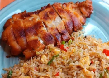 Gebackene Hühnerbrust mit gebratenem Reis