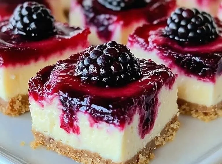 Beeren-Wirbel Käsekuchen-Häppchen